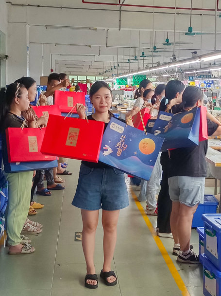 明月照千里，福利暖人心。東莞京福、京緯、京翼服裝有限公司發(fā)中秋節(jié)福利啦!(圖30)